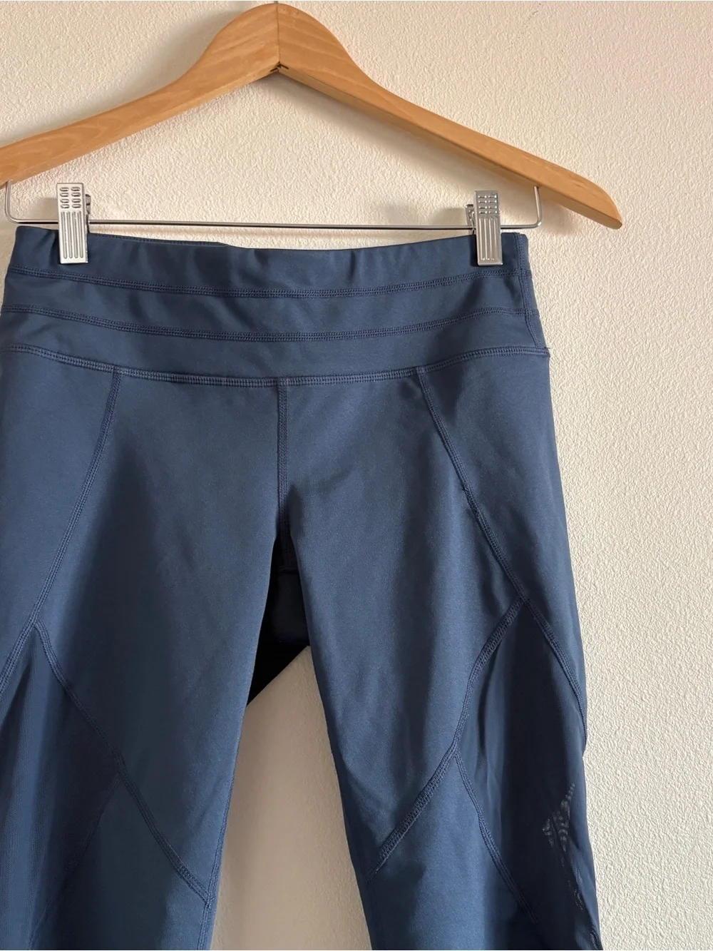 Women’s Athleta Aura Sonar Capri Mesh Capris Leggings in Navy Blue Small